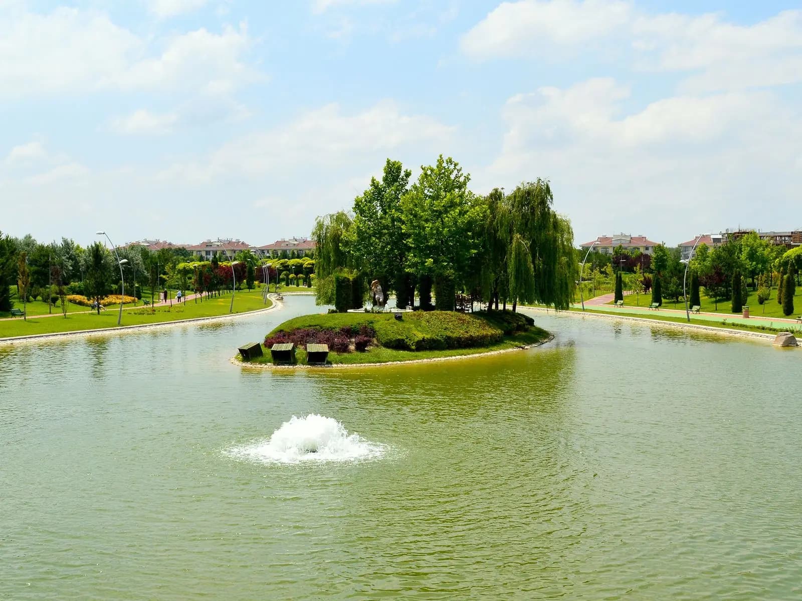 De vijver in Kentpark met een klein eiland vol bomen en een fontein